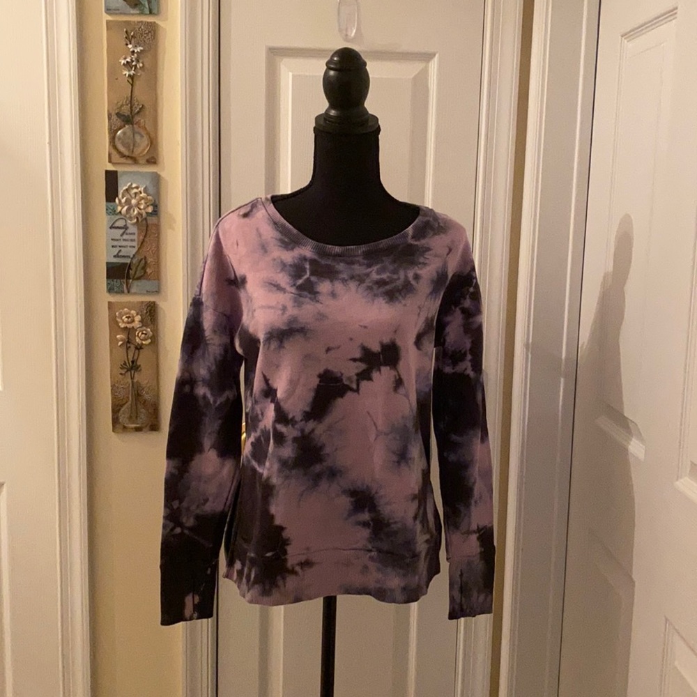 🪻2/$8 Tie-dye sweat shirt.